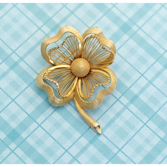 Vintage Cute Gold Tone Clover Flower Brooch by Monet - L12 - Picture 1 of 2